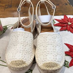 a.n.a Womens Cream Lace Sandles,pair with your spring outfits.
